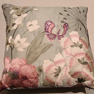 18"x18" Decorative Flower/Butterfly Pillow